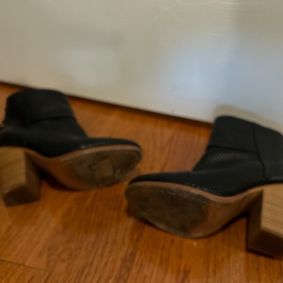 Rag and Bone Leather Perforated Ankle Bootie Black 6 - Picture 5 of 7